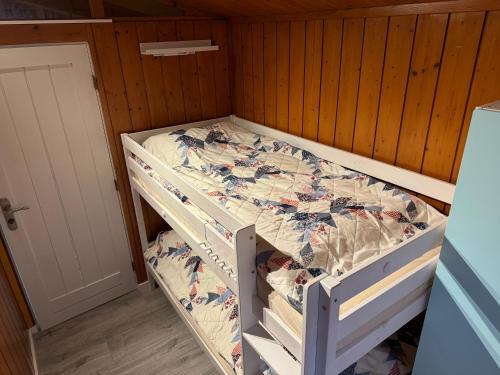 Ce lit superposé se trouve dans une petite chambre. dans l'établissement Haus Haddorfer See "Hus vi d Sjön", à Wettringen