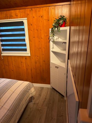 - une chambre avec un lit et une fenêtre dans l'établissement Haus Haddorfer See "Hus vi d Sjön", à Wettringen