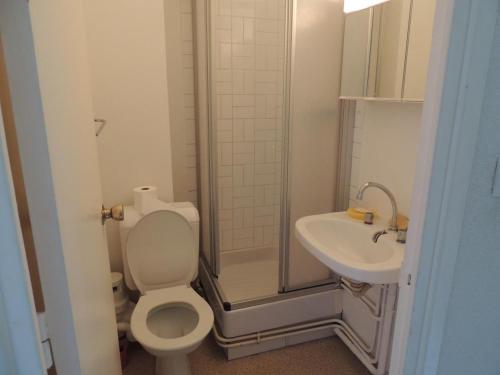 Et badeværelse på Les Studios du Bois d'Aurouze