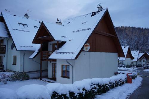 een huis met sneeuw op het dak bij IKS holiday in Karpacz