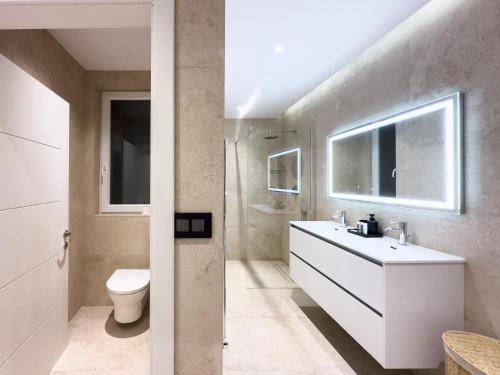 bagno con lavandino e servizi igienici di Florette Suite 1BR in Floriana a Floriana