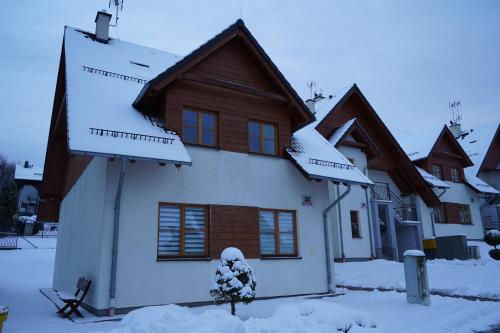 een huis is bedekt met sneeuw bij IKS holiday in Karpacz