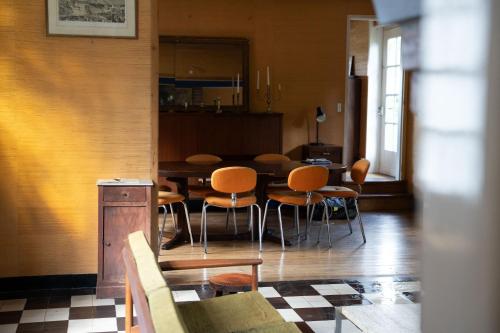 une salle à manger avec une table et des chaises dans l'établissement Maison Maa, Maison principale, à 5min de Saint-Valery-sur-Somme à pieds le long du canal, à Boismont