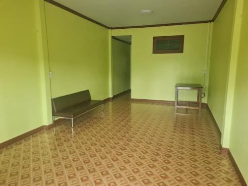 ein leeres Zimmer mit einer Bank und einem Tisch in der Unterkunft ทรัพย์แม่หนุน 