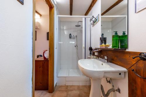 La salle de bains est pourvue d'un lavabo blanc et d'une douche. dans l'établissement B&B Villa San Marco, à Agrigente