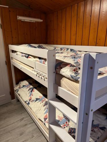 a bedroom with two bunk beds in a room at Haus Haddorfer See "Hus vi d Sjön" in Wettringen