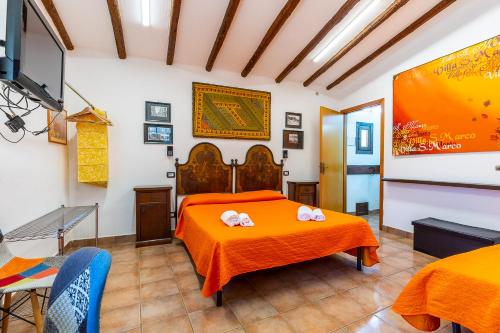 um quarto com uma cama com duas toalhas em B&B Villa San Marco em Agrigento