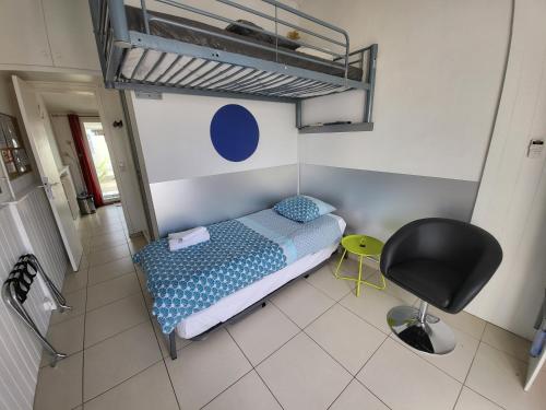 - une petite chambre avec des lits superposés et une chaise dans l'établissement GITE VENITIA, à Aussonne