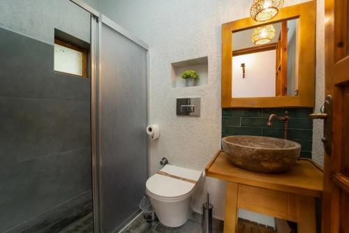 y baño con lavabo, aseo y espejo. en AmasraVilla, en Amasra
