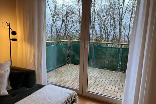eine Glasschiebetür mit Blick auf einen Balkon in der Unterkunft Top sanierte Wohnung nahe Winterberg Klinikum in Saarbrücken