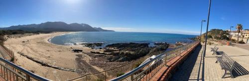 Elle offre une vue sur la plage et l'océan. dans l'établissement La Corbula - Casa Vacanze - Q5992, à Fluminimaggiore