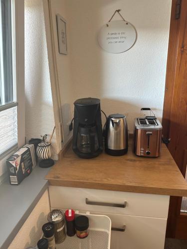 a kitchen counter with a coffee maker and a toaster at Appartement Maasai Mara mit Whirlpool und Sauna in Bad Saulgau