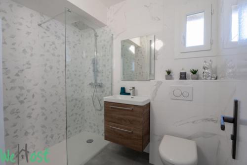 une salle de bain avec une douche, des toilettes et un lavabo dans l'établissement Modernity & Comfort Downtown Aix en Provence, à Aix-en-Provence