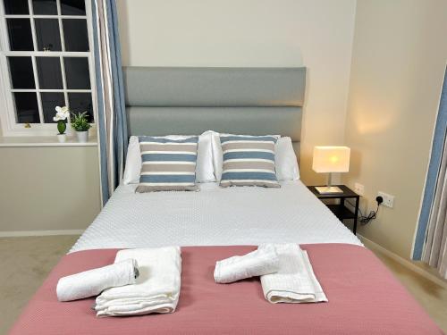 ein Schlafzimmer mit einem Bett mit zwei Handtüchern darauf in der Unterkunft Lovely Spacious Apartment At Temple Bar in Dublin