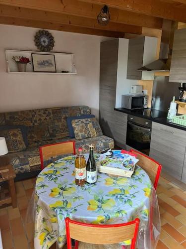 une cuisine avec une table avec deux bouteilles de vin dans l'établissement La Bergerie, à Plouha