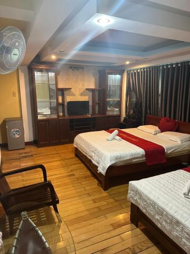 Cette chambre comprend deux lits et une télévision. dans l'établissement Gia Bảo Hotel - 234/3 Bạch Đằng, Q.Bình Thạnh - by Bay Luxury, à Hô-Chi-Minh-Ville
