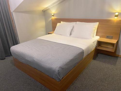 Postel nebo postele na pokoji v ubytování Rosse Hotel
