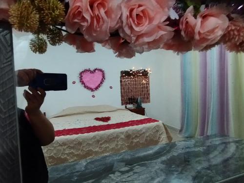 波薩里卡的住宿－Luz de Luna estancia romántica，把一张镜子里的床的照片拍下来的人