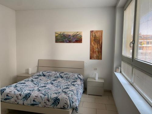 1 dormitorio con cama y ventana en Gilda e Vesuvio en Bergamo