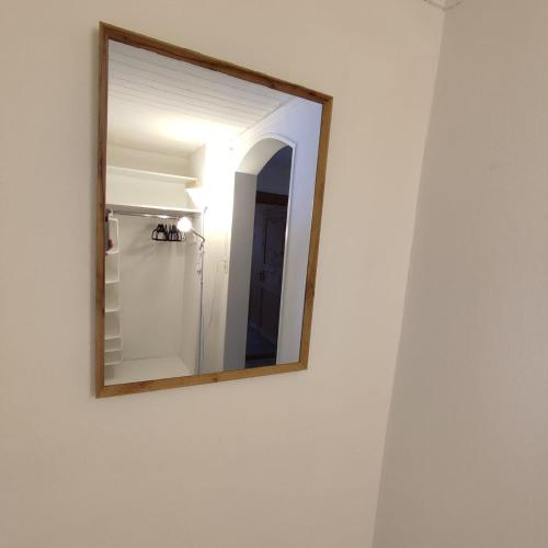 een spiegel aan een muur in een badkamer bij Haus Albula in Alvaneu