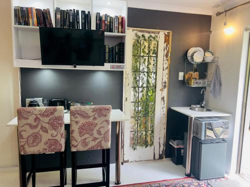 Μια τηλεόραση ή/και κέντρο ψυχαγωγίας στο Art-Inspired Bedroom Close to CBD