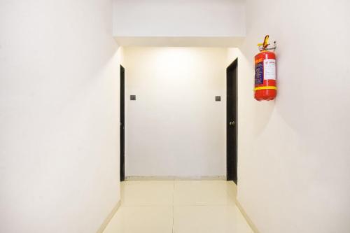 um extintor de incêndio pendurado numa parede num quarto em OYO Flagship Hotel Manish Inn em Aurangabad