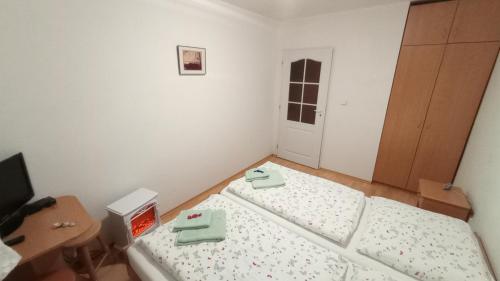 Кровать или кровати в номере HannaH - Relax dom pod orechom - 2i rodinné štúdio so zdieľanou kuchyňou