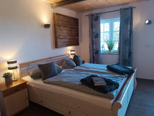 een slaapkamer met een groot bed met blauwe lakens bij Bio Kinder Erlebnis Bauernhof Voit in Söchtenau