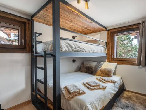 - une chambre avec lits superposés dans une petite maison dans l'établissement Chalet avec spa partagé, 5 chambres, piscine, parkings à Megève - FR-1-569-187, à Megève