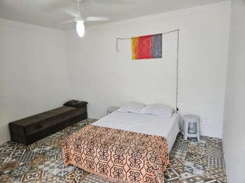 sypialnia z łóżkiem i podłogą wyłożoną wykładziną w obiekcie Pousada On Home w mieście Búzios