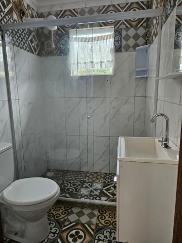 łazienka z toaletą i umywalką w obiekcie Pousada On Home w mieście Búzios