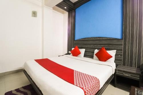 Cama ou camas em um quarto em OYO Global Radiance