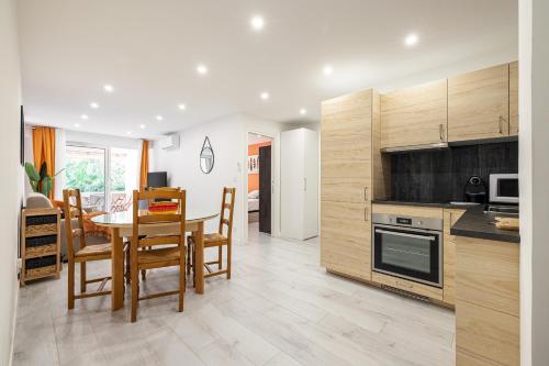 une cuisine et une salle à manger avec une table et des chaises dans l'établissement EDEN PARK - Charmant 2 pièces, proche plage, à Menton