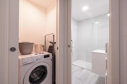 une machine à laver dans une salle de bain avec douche dans l'établissement EDEN PARK - Charmant 2 pièces, proche plage, à Menton