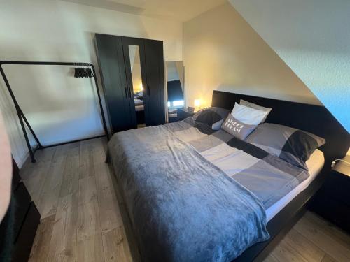 a bedroom with a large bed in a room at City-Apartment in Wuppertal