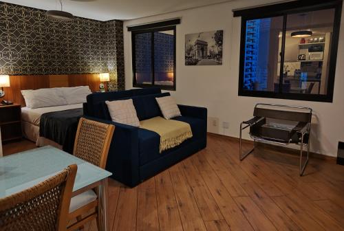 - un salon avec un canapé, un lit et un piano dans l'établissement São Paulo Mercure Moema Times Square - Flat DIAMOND, à São Paulo