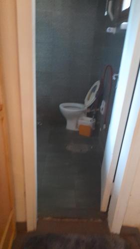 a bathroom with a toilet in a blue room at La casa de Moni in Areguá