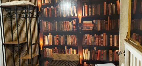 een boekenplank gevuld met veel boeken bij "Da Nina" in Lascari
