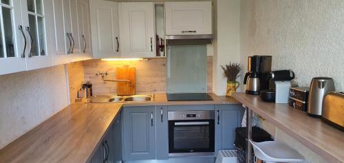 une cuisine avec un évier et un plan de travail dans l'établissement Mas provençal avec piscine et tennis, à Ongles