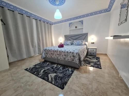 - une chambre avec un lit et un tapis à motifs zébré dans l'établissement Casa Amine, à Chefchaouen