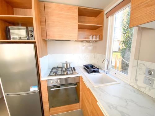 貝爾多夫的住宿－Soleil Levant，小厨房配有炉灶和水槽