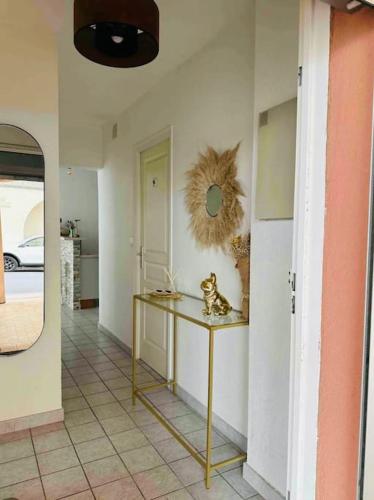 - un couloir avec une table et un chat dans l'établissement T2 face à la mer en première ligne, à Canet