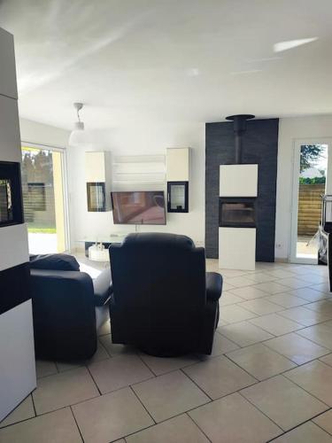 un salon avec deux chaises et une télévision dans l'établissement villa Firadina Benesse Maremne proche océan, à Bénesse-Maremne