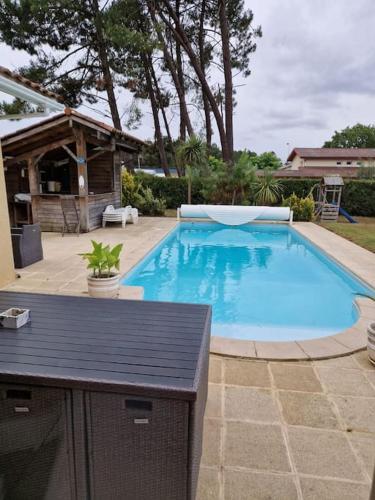 une grande piscine bleue dans une cour dans l'établissement villa Firadina Benesse Maremne proche océan, à Bénesse-Maremne
