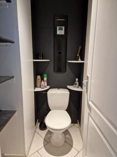 Elle comprend une petite salle de bains pourvue de toilettes blanches et d'étagères. dans l'établissement villa Firadina Benesse Maremne proche océan, à Bénesse-Maremne