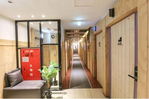 um corredor de um edifício de escritórios com um corredor e um corredor em Dorothy Hotel em Cheonan