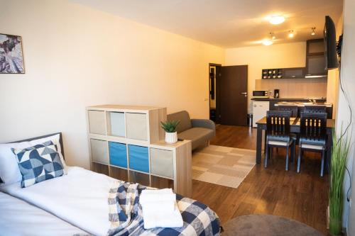 ein Wohnzimmer und eine Küche mit einem Sofa und einem Tisch in der Unterkunft IG Apartments Royal Towers 426 in Bansko
