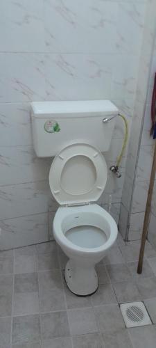 ナイロビにあるGoldneststaysのバスルーム(白いトイレ付)が備わります。