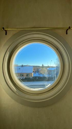 a large round window in a wall with a view at Storgatan 82 Virserum in Virserum