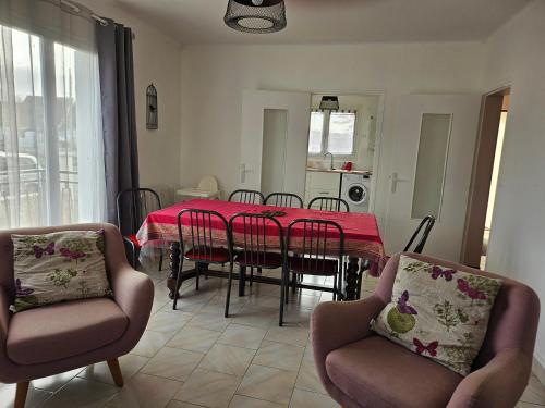 une salle à manger avec une table et des chaises rouges dans l'établissement Charmante maison familiale, à Montoire-sur-le-Loir